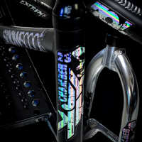 Photo #3713 du produit Planche stickers Snowscoot JYKK 70L - Série Obscure Holographique & Black avec Protection